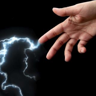 Vádat emeltek két villanyszerelő ellen, akik lógva hagytak egy kábelt, ami megrázta a tulajdonost