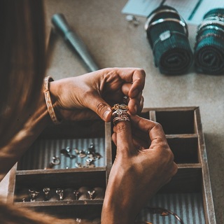 Iskolakezdéskor felpörög a zálogházak forgalma