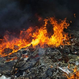 Tűz van a karcagi hulladékfeldolgozó telephelyén