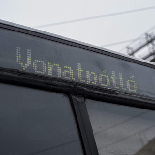 Az utasok tolták be az állomásra a vonatpótló buszt Kecskeméten