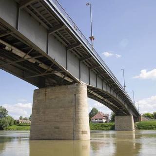 Baj van az egyik forgalmas Tisza-híddal, teljes útzár lesz hétfő éjszaka
