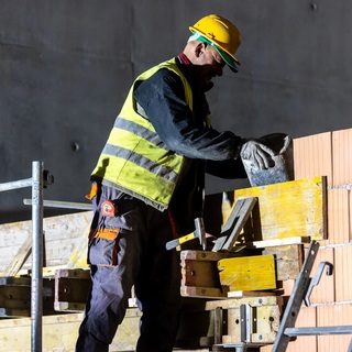 Visszafogták az állami beruházásokat, mélyrepülésben az építőipar