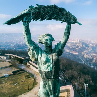 Megosztottságot szül a Szabadság-szobor talapzatára tett kereszt