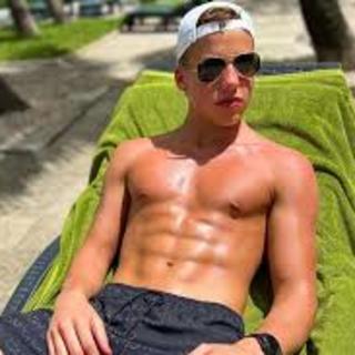 Schobert Norbi fiával kampányol a honvédség