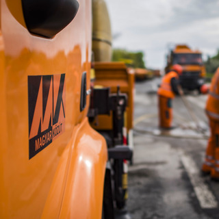 Étellel, itallal, flakonnal és sörös dobozzal is dobálják a közutas dolgozókat