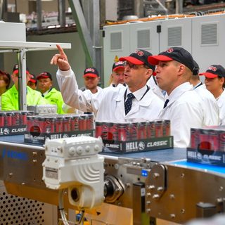 Baj van a B-vitaminnal, felfüggesztik a Hell energiaitalok gyártását