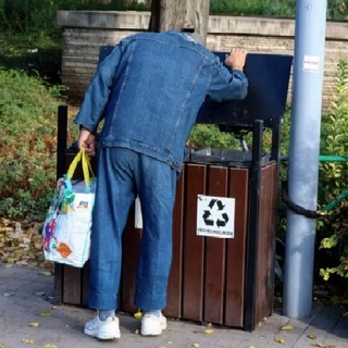Nem biztos, hogy a palackgyűjtögetők hajléktalanok, csak az, hogy szegények