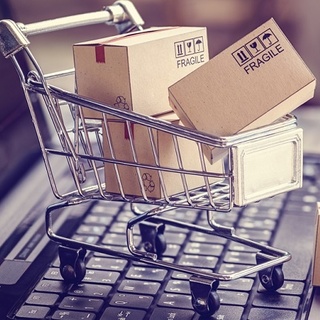 Sok a panasz, ráküldi a miniszter az ellenőröket a webáruházakra és a futárcégekre