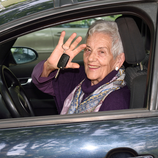 Készül az új KRESZ: jön az „Idős a volánnál” matrica