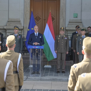 A honvédelmi miniszter úgy érzi, menő katonaként szolgálni a hazát