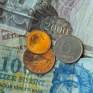 Életéért küzd a forint