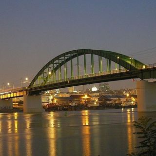 Lerombolják Belgrád tíz hídjának egyikét