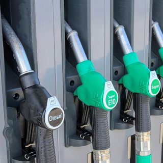 Eltérő irányba változnak az üzemanyagárak