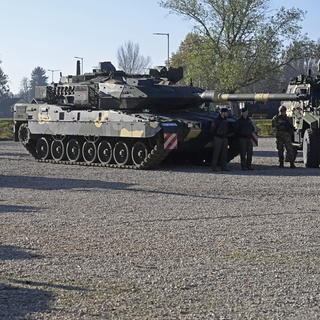 Tovább fegyverkezik a honvédség, újabb harcjárművek és harkocsik érkeztek Tatára