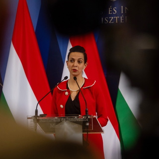 Államtitkár: a kormány a kezdetektől támogatja az idősek gyaloglását