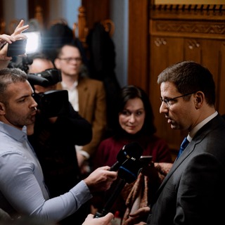 GG miniszter megnősült és perel