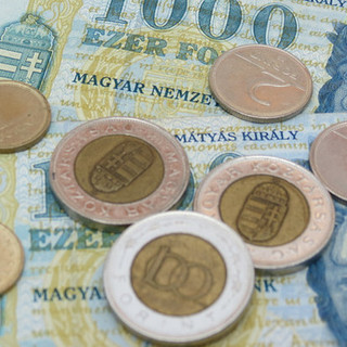 A padlóról várja az év végét a forint