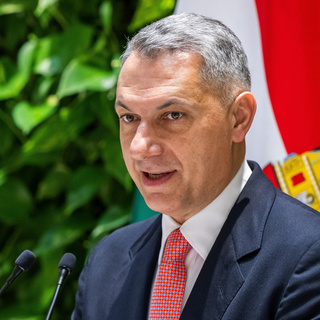 Állatként viselkedő utasokról posztolt Lázár János