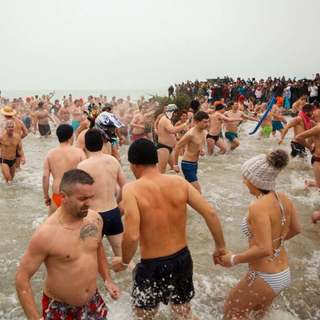 Aki úgy érzi, hogy szüksége van rá, öt helyen is fürödhet a Balatonban január 1-jén
