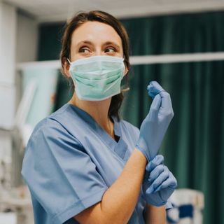 Mától újabb magyarországi kórházban kötelező a maszkviselés