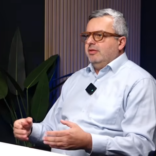 "Orbánék teherautóval lapátolják a közpénzt" - Hatvanpuszta, magánrepülő jellemezték 2025-öt