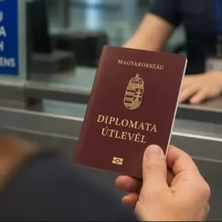 Semjén és Rogán voltak a legaktívabbak a diplomata-útlevelek kiosztásánál