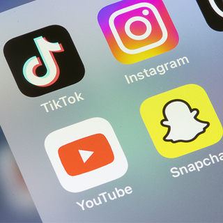 TikTok-sztárokra csapott le a NAV