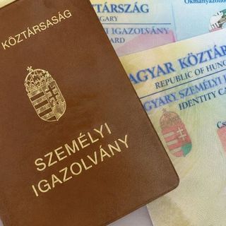 Augusztusig érvényesek a régi, könyv formátumú személyi igazolványok