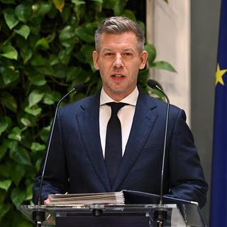 Magyar Péter bemutatta az Orbán-kormány titkos terveit a vitnyédi migránstáborról