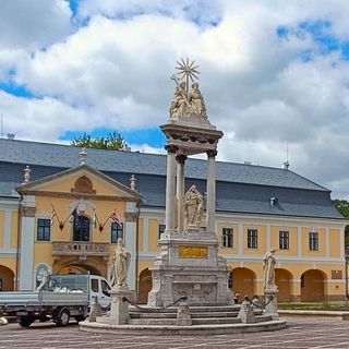 Átadták a felújított városházát Esztergomban