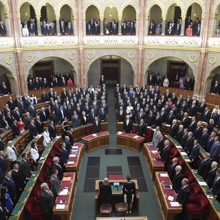 Elfogadhatja az alaptörvény tizenhatodik módosítását a parlament