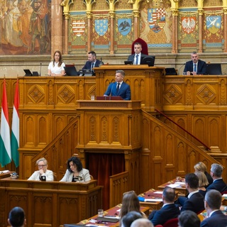 Magyar Péter nyitja a parlamenti hetet – sorsdöntő törvények kerülnek napirendre
