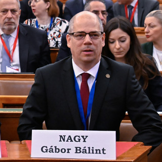 HVG: még mindig Fidesz-közeli kommunikációs cégeket alkalmaz a Legfőbb Ügyészség