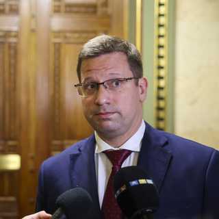 Rendkívüli bejelentés: tüntetést szervez a Fidesz az alkotmánymódosítás miatt, a Sándor-palotánál gyűlnek össze