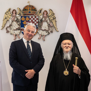 Feljelentést tett a kormány az Observer-szerződések és egyházi támogatás miatt is