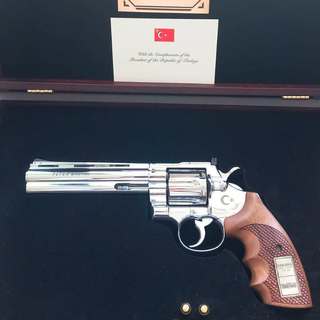Magyar Péter szerint Erdoğantól névre gravírozott Magnumot kapott