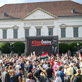 Stop Önkény címmel tüntet a Fidesz a Sándor-palotánál