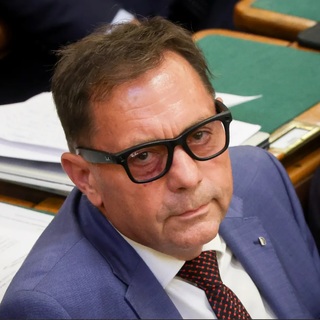 Magyar Péter Pócs szemüvegén és Orbánon is élcelődött a parlamentben