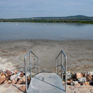 Sok a baktérium a vízben, fürdőzési tilalmat rendeltek el öt velencei-tavi strandon