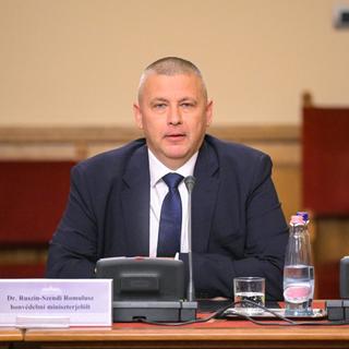 Háborog a szakma a honvédelmi miniszter jelölje miatt