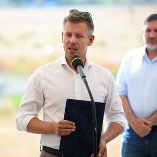 Megkezdődött a bárkák irányított süllyesztése, már emelkedett a vízállás