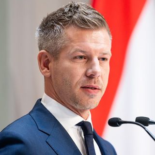 Magyar Péter reformer, de harcias kormányfőként indított