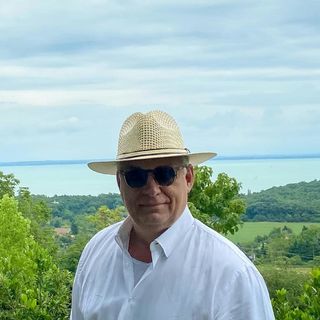 Orbán Viktort Vis szigetén fotózták le a fiával és Tiborcz Istvánnal
