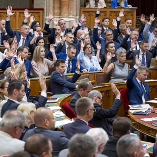 Mást mond Magyar Péter és a Miniszterelnökség a plakátok költségéről