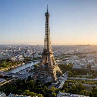 Sztrájkkal tiltakoztak az Eiffel-torony dolgozói az ellen, hogy egy hindu turistacsoport az ott dolgozó nők távoltartását kérte látogatásának idejére