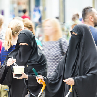 Az olasz iskolákban betiltják a burka és a nikáb viselését, korlátozzák a külföldi diákok számát is