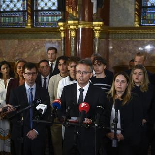 Hankó a parlamentben marad, hogy ha akarják, onnan vigyék el vezetőszáron