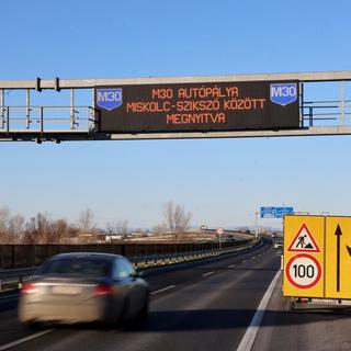 Miközben öntötték a milliárdokat az új autópályákba, a meglévő úthálózat 43 százaléka lerohadt