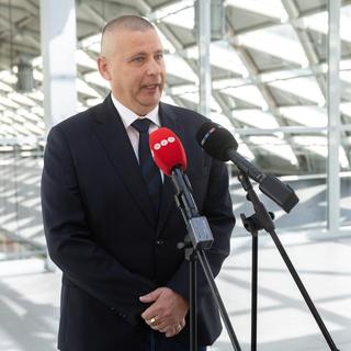 Ingatlanbecslőre bízták 108 harcjármű értékének meghatározását, feljelentést tett a miniszter