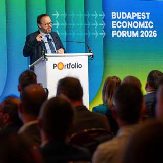 Látványos fordulatot ígér Kármán András: véget vetnek a kiválasztott cégek egyeduralmának